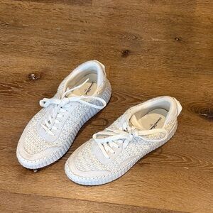 Universal Thread Cream Textured Sneakers